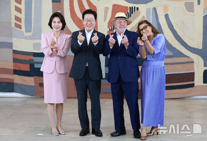 [브라질리아=뉴시스] 김진아 기자 = 이재명 대통령과 김혜경 여사가 27일(현지 시간) 브라질 브라질리아 외교부궁에서 열린 브라질 대통령 주최 문화공연 및 리셉션에서 루이스 이나시우 룰라 다 시우바 브라질 대통령과 호잔젤라 다 시우바 여사와 기념촬영을 하고 있다. 2026.07.28. bluesoda@newsis.com