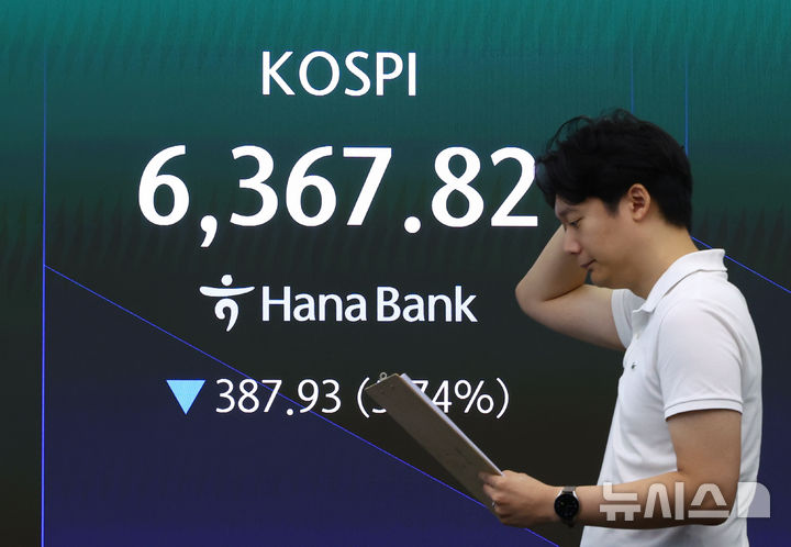 [서울=뉴시스] 황준선 기자 = 코스피가 5.26% 내린 6400.27으로 개장한 28일 오전 서울 중구 하나은행 딜링룸에 지수가 표시돼 있다. 2026.07.28. hwang@newsis.com