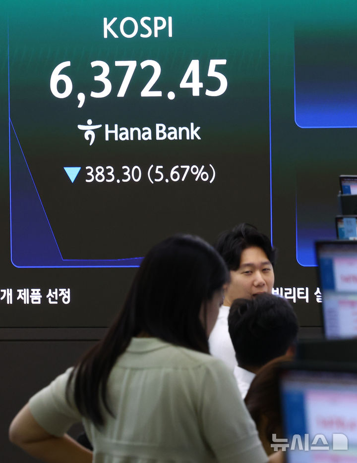 [서울=뉴시스] 황준선 기자 = 코스피가 5.26% 내린 6400.27으로 개장한 28일 오전 서울 중구 하나은행 딜링룸에 지수가 표시돼 있다. 2026.07.28. hwang@newsis.com