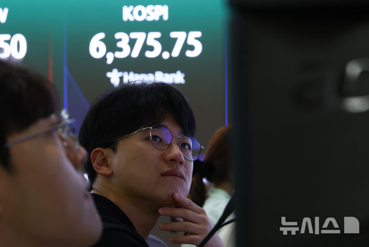 [서울=뉴시스] 황준선 기자 = 코스피가 5.26% 내린 6400.27으로 개장한 28일 오전 서울 중구 하나은행 딜링룸에 지수가 표시돼 있다. 2026.07.28. hwang@newsis.com