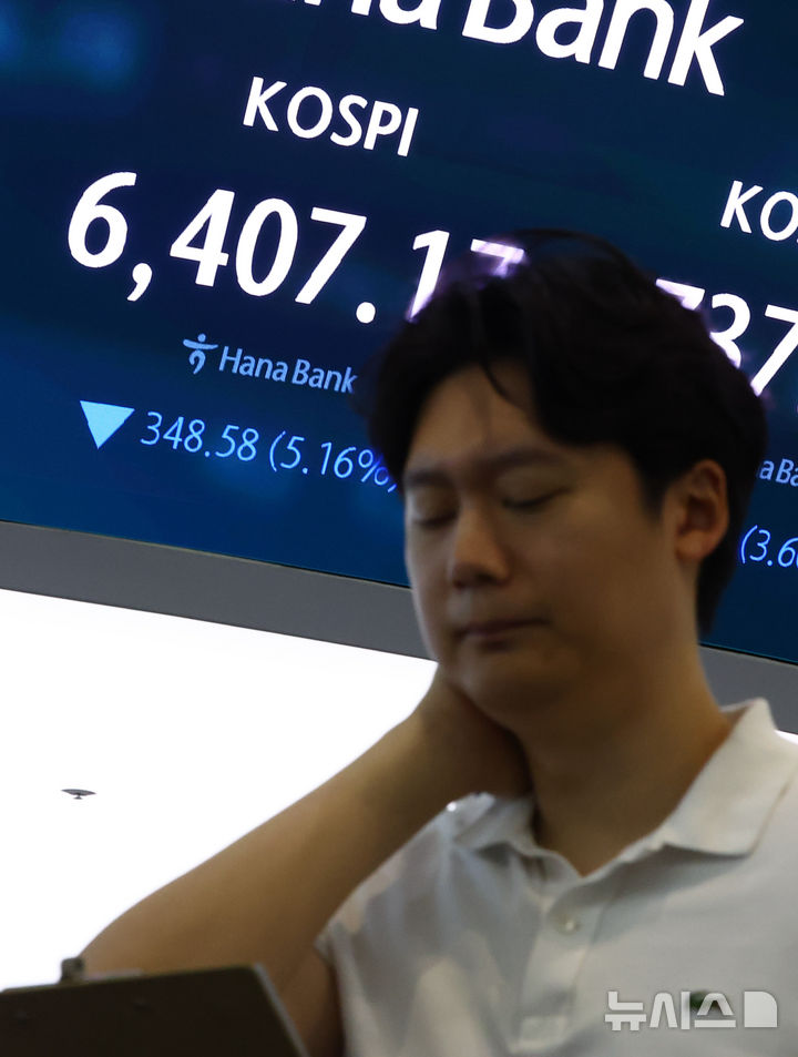 [서울=뉴시스] 황준선 기자 = 코스피가 5.26% 내린 6400.27에 개장한 28일 오전 서울 중구 하나은행 딜링룸에 지수가 표시돼 있다. 2026.07.28. hwang@newsis.com