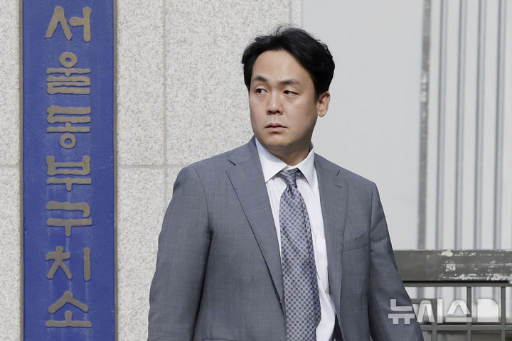 [서울=뉴시스] 최동준 기자 = 2차 종합특별검사팀 김치헌 특검보가 28일 김용현 전 국방부 장관을 조사하기 위해 서울 송파구 동부구치소에 도착해 이동하고 있다. 2026.07.28. photocdj@newsis.com