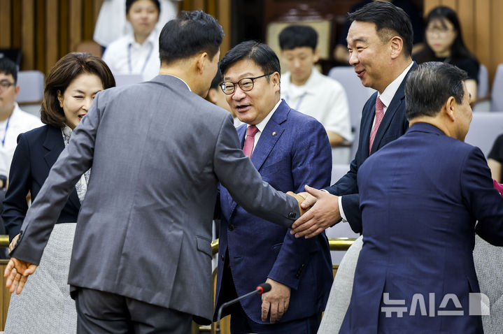[서울=뉴시스] 정병혁 기자 = 정점식 국민의힘 원내대표가 28일 서울 여의도 국회에서 열린 원내대책회의에 참석하며 소속 의원들과 인사를 나누고 있다. 2026.07.28. jhope@newsis.com