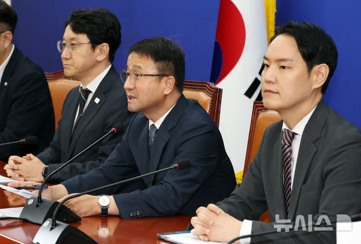 [서울=뉴시스] 최진석 기자 = 한병도 더불어민주당 대표 직무대행 겸 원내대표가 28일 여의도 국회에서 열린 원내대책회의에서 발언하고 있다. 2026.07.28. myjs@newsis.com
