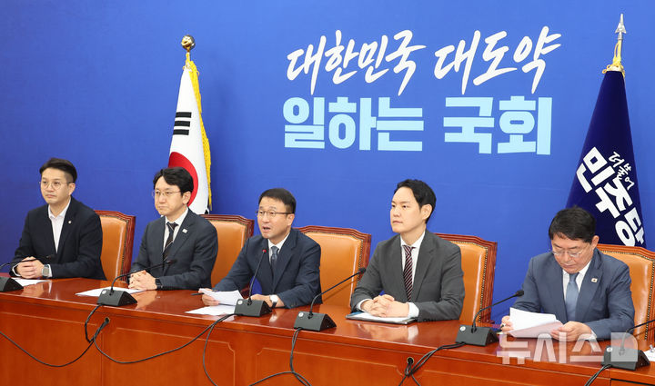 [서울=뉴시스] 최진석 기자 = 한병도 더불어민주당 대표 직무대행 겸 원내대표가 28일 여의도 국회에서 열린 원내대책회의에서 발언하고 있다. 2026.07.28. myjs@newsis.com