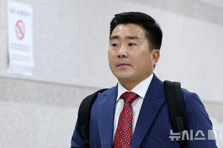 [서울=뉴시스] 조성우 기자 = 김현태 전 육군 특수전사령부 707 특수임무단장이 28일 오전 서울 서초구 서울중앙지방법원에서 열린 내란 중요임무 종사 등 혐의 결심 공판에 출석하고 있다. 내란 특검팀(특별검사 조은석)은 12·3 비상계엄 당시 병력을 이끌고 국회에 침투하거나 중앙선거관리위원회에 출동한 혐의를 받는 전직 군인들에게 실형을 구형했다. 2026.07.28. xconfind@newsis.com