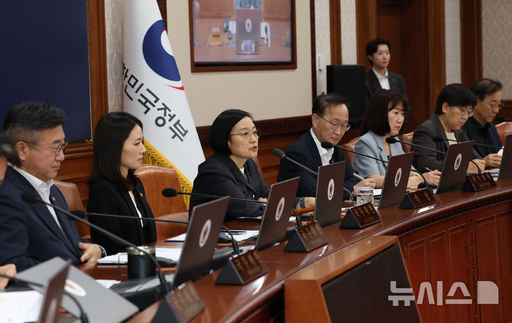 [서울=뉴시스] 조수정 기자 = 한성숙 국무총리가 28일 오전 서울 종로구 정부서울청사에서 국무회의를 주재하고 있다. (공동취재) 2026.07.28. chocrystal@newsis.com