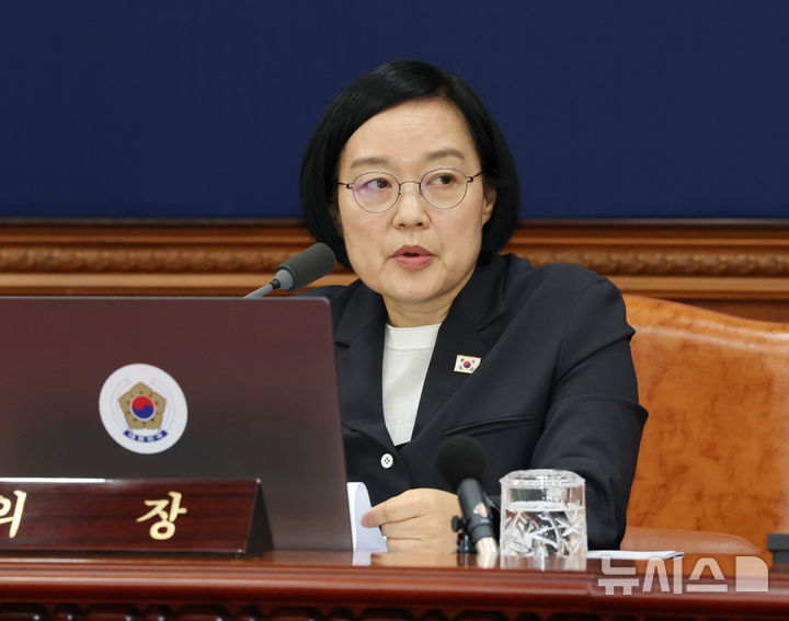 [서울=뉴시스] 조수정 기자 = 한성숙 국무총리가 28일 오전 서울 종로구 정부서울청사에서 국무회의를 주재하고 있다. (공동취재) 2026.07.28. chocrystal@newsis.com