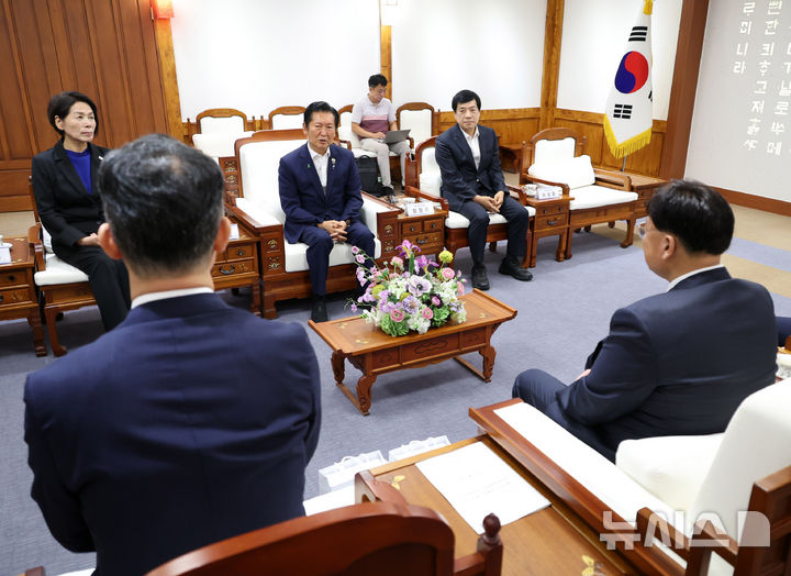 [세종=뉴시스] 배훈식 기자 = 정청래 더불어민주당 당대표 후보가 28일 오전 세종시청을 찾아 조상호 시장과 면담하고 있다. 2026.07.28. dahora83@newsis.com