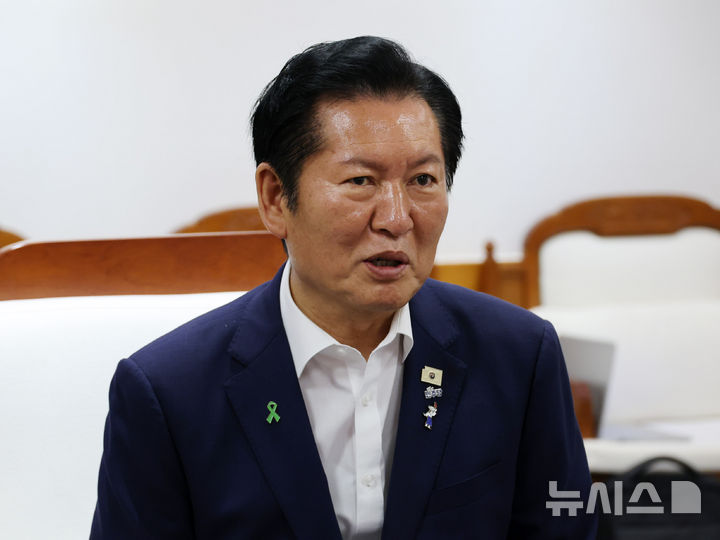 [세종=뉴시스] 배훈식 기자 = 정청래 더불어민주당 당대표 후보가 28일 오전 세종시청을 찾아 조상호 시장과 만나 대화하고 있다. 2026.07.28. dahora83@newsis.com