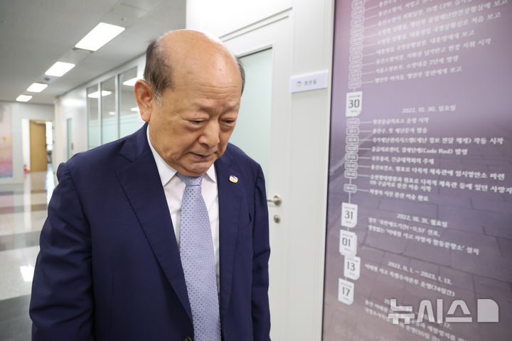 [서울=뉴시스] 황준선 기자 = 송두환 10·29 이태원참사 진상규명과 재발방지를 위한 특별조사위원회(특조위) 위원장이 28일 오전 서울 중구 특조위에서 열린 제63차 위원회에 참석하고 있다.특조위는 이날 이태원 참사 관련 용어 변경 지시에 대한 행정안전부 실지조사 결과 보고 안건을 논의했다. 2026.07.28. hwang@newsis.com
