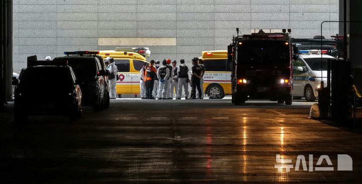 [인천=뉴시스] 김선웅 기자 = 28일 인천 서해구 석남동 쿠팡32물류센터에서 경찰·소방 등 관계자들이 합동감식을 하기 위해 화재 현장 진입을 준비하고 있다. 2026.07.28. mangusta@newsis.com