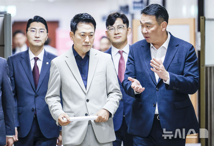 [서울=뉴시스] 정병혁 기자 = 장동혁 국민의힘 대표가 28일 서울 여의도 국회에서 열린 선출직 공직자 평가혁신 TF 임명장 수여식 및 1차 회의에 참석하며 정희용 사무총장과 대화를 나누고 있다. 2026.07.28. jhope@newsis.com