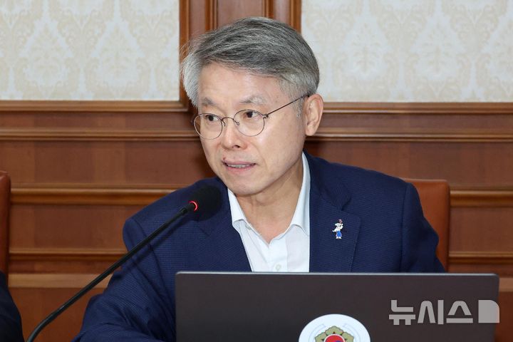 [서울=뉴시스] 조수정 기자 = 민형배 전남광주통합특별시장이 28일 서울 종로구 정부서울청사에서 열린 국무회의에서 대화를 하고 있다. (공동취재) 2026.07.28. chocrystal@newsis.com