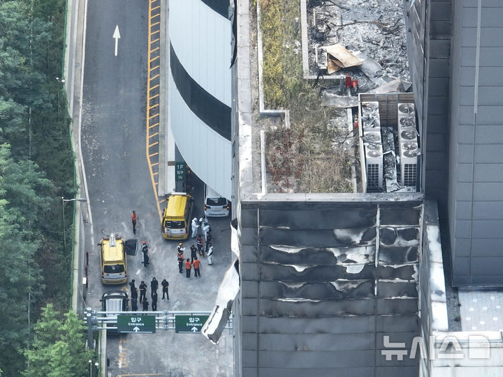 [인천=뉴시스] 김선웅 기자 = 28일 인천 서해구 석남동 쿠팡32물류센터에서 경찰·소방 등 관계자들이 합동감식을 하기 위해 화재 현장 진입을 준비하고 있다. (공동취재) 2026.07.28. photo@newsis.com