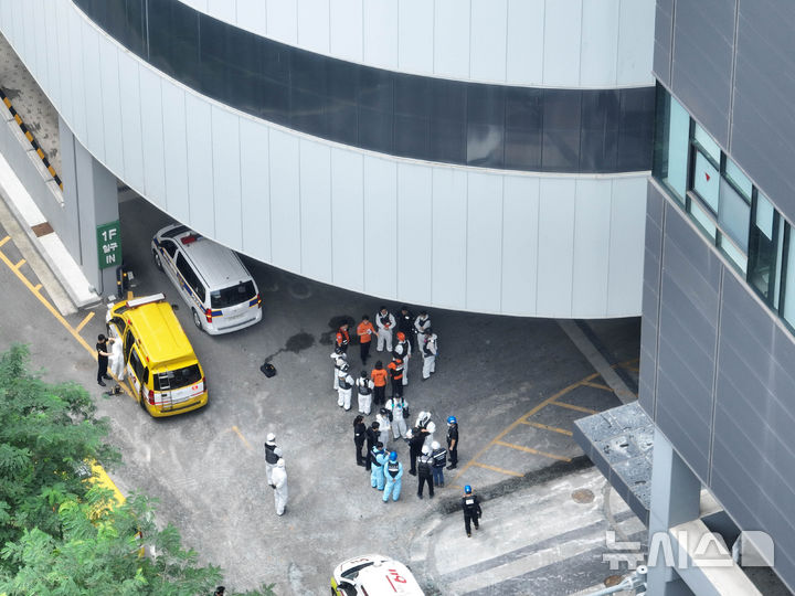 [인천=뉴시스] 김선웅 기자 = 28일 인천 서해구 석남동 쿠팡32물류센터에서 경찰·소방 등 관계자들이 합동감식을 하기 위해 화재 현장 진입을 준비하고 있다. (공동취재) 2026.07.28. photo@newsis.com