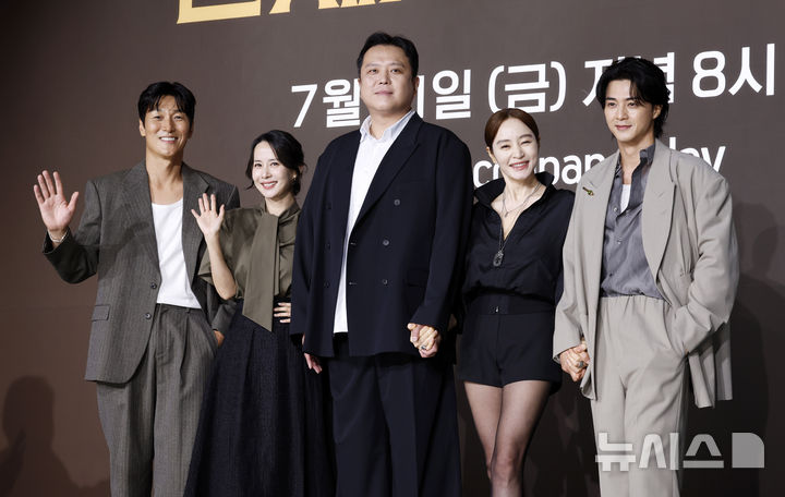 [서울=뉴시스] 김혜진 기자 = 배우 김재철(왼쪽부터), 조여정, 이창희 감독, 김혜수, 김지훈이 28일 오전 서울 중구 앰배서더 풀만에서 열린 쿠팡플레이 '지금 불륜이 문제가 아닙니다' 제작발표회에서 포즈를 취하고 있다. 2026.07.28. jini@newsis.com