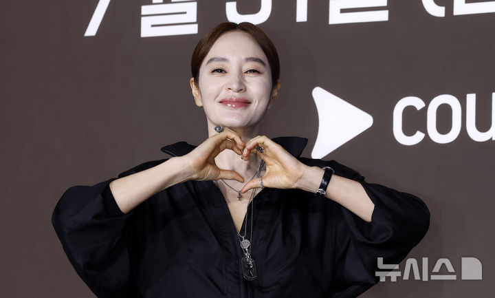 [서울=뉴시스] 김혜진 기자 = 배우 김혜수가 28일 오전 서울 중구 앰배서더 풀만에서 열린 쿠팡플레이 '지금 불륜이 문제가 아닙니다' 제작발표회에서 포즈를 취하고 있다. 2026.07.28. jini@newsis.com