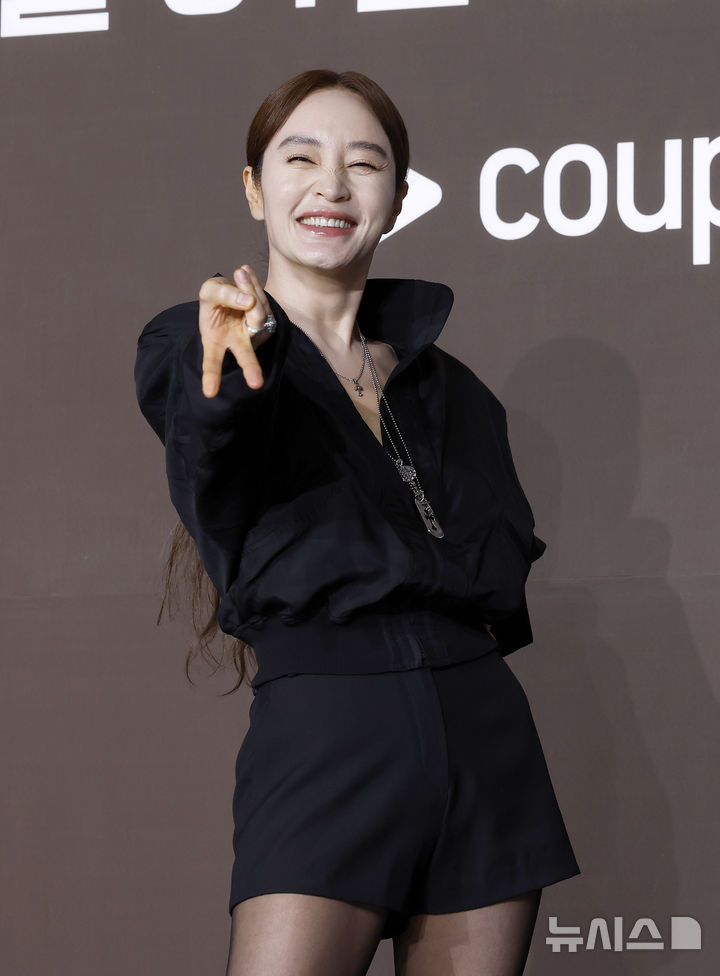 [서울=뉴시스] 김혜진 기자 = 배우 김혜수가 28일 오전 서울 중구 앰배서더 풀만에서 열린 쿠팡플레이 '지금 불륜이 문제가 아닙니다' 제작발표회에서 포즈를 취하고 있다. 2026.07.28. jini@newsis.com