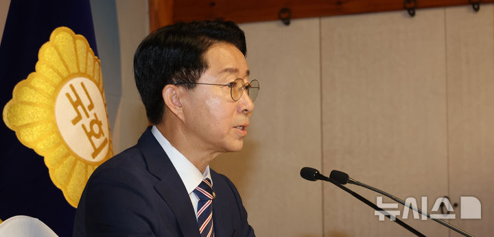 [서울=뉴시스] 국회사진기자단 = 조정식 국회의장이 28일 오전 서울 여의도 국회 사랑재에서 열린 취임 첫 기자간담회에서 취재진 질문에 답하고 있다. 2026.07.28. photo@newsis.com