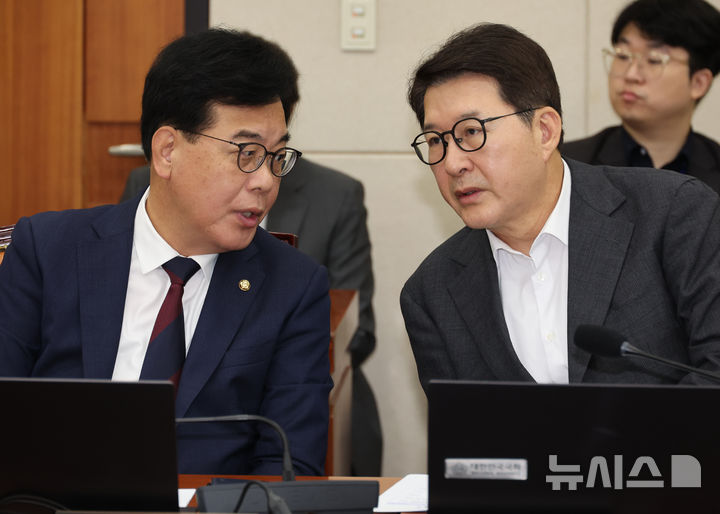 [서울=뉴시스] 국민의힘 송언석(왼쪽)·신동욱 의원. (사진=뉴시스 DB). photo@newsis.com 
