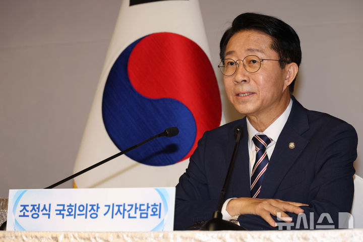[서울=뉴시스] 국회사진기자단 = 조정식 국회의장이 28일 오전 서울 여의도 국회 사랑재에서 열린 취임 첫 기자간담회에서 취재진 질문에 답하고 있다. 2026.07.28. photo@newsis.com