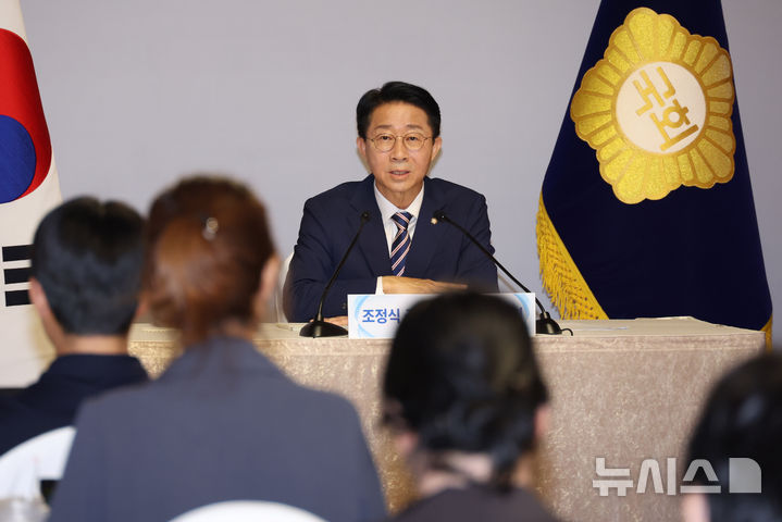 [서울=뉴시스] 국회사진기자단 = 조정식 국회의장이 28일 오전 서울 여의도 국회 사랑재에서 열린 취임 첫 기자간담회에서 취재진 질문에 답하고 있다. 2026.07.28. photo@newsis.com