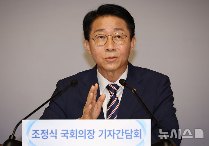 [서울=뉴시스] 국회사진기자단 = 조정식 국회의장이 28일 오전 서울 여의도 국회 사랑재에서 열린 취임 첫 기자간담회에서 취재진 질문에 답하고 있다. 2026.07.28. photo@newsis.com