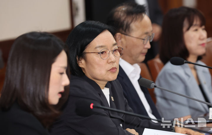 [서울=뉴시스] 조수정 기자 = 한성숙 국무총리가 28일 서울 종로구 정부서울청사에서 열린 국무회의에서 김진아 외교부 2차관의 발언을 듣고 있다. (공동취재) 2026.07.28. chocrystal@newsis.com