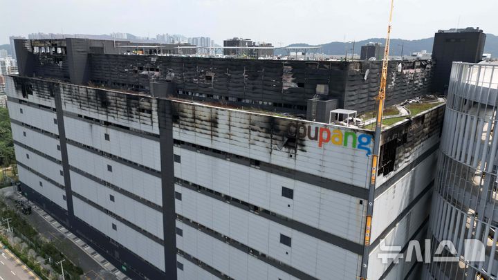 [인천=뉴시스] 김선웅 기자 = 인천 쿠팡 물류센터 화재 조사를 위한 합동 감식이 진행된 28일 인천 서해구 쿠팡32물류센터 건물 외부가 까맣게 그을려 있다. (공동취재) 2026.07.28. photo@newsis.com