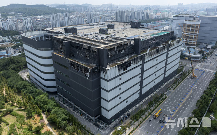 [인천=뉴시스] 김선웅 기자 = 인천 쿠팡 물류센터 화재 조사를 위한 합동 감식이 진행된 28일 인천 서해구 쿠팡32물류센터 건물 외부가 까맣게 그을려 있다. (공동취재) 2026.07.28. photo@newsis.com