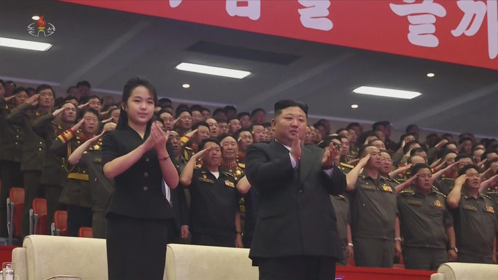 [서울=뉴시스] 북한 조선중앙TV는 김정은 국무위원장이 지난 27일 평양에서 6.25전쟁 정전협정 체결 73주년(전승절)을 기념하는 공연에 참석했다고 28일 보도했다. 이 자리에는 부인 리설주와 딸 김주애도 함께했다. (사진=조선중앙TV 캡처) 2026.07.28. photo@newsis.com *재판매 및 DB 금지