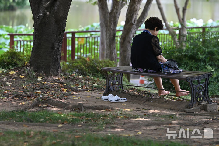 [전남광주=뉴시스] 이영주 기자 = 전남광주지역 최고체감온도가 36.3도(광양)를 기록한 28일 오후 전남광주 북구 전남대학교 산책로 그늘 아래에서 한 시민이 신발을 벗어둔 채 더위를 피하고 있다. 전남광주지역에는 지난 19일부터 현재까지 열흘에 걸쳐 폭염특보가 이어지고 있다. 2026.07.28. leeyj2578@newsis.com