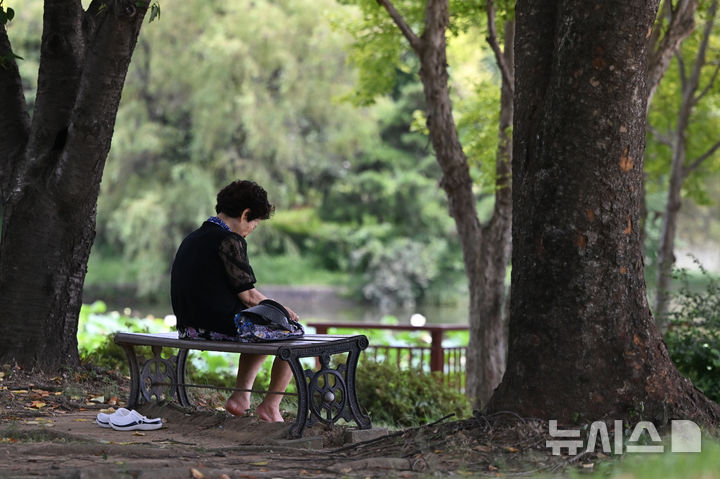 [전남광주=뉴시스] 이영주 기자 = 전남광주지역 최고체감온도가 36.3도(광양)를 기록한 28일 오후 전남광주 북구 전남대학교 산책로 그늘 아래에서 한 시민이 신발을 벗어둔 채 더위를 피하고 있다. 전남광주지역에는 지난 19일부터 현재까지 열흘에 걸쳐 폭염특보가 이어지고 있다. 2026.07.28. leeyj2578@newsis.com