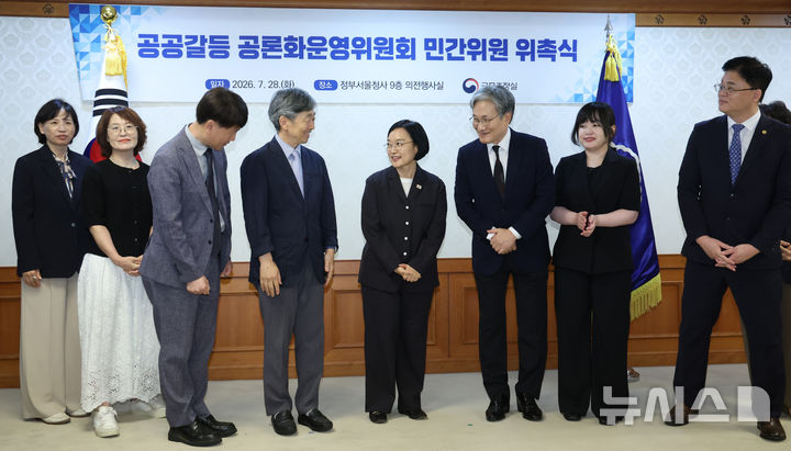 [서울=뉴시스] 조수정 기자 = 한성숙 국무총리가 28일 오후 서울 종로구 정부서울청사에서 열린 공공갈등 공론화운영위원회 민간위원 위촉장 수여식에서 강영진(오른쪽 세번째) 위원장 및 위원들에게 위촉장을 수여한 뒤 대화하고 있다. 2026.07.28. chocrystal@newsis.com