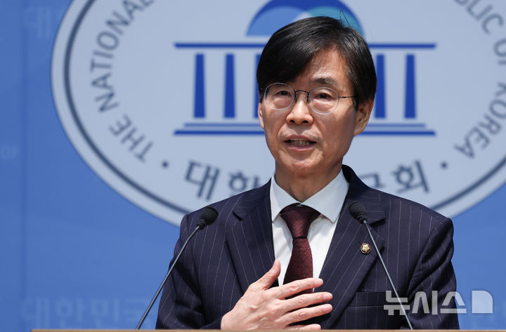 [서울=뉴시스] 김근수 기자 = 조경태 국민의힘 의원이 지난 28일 오후 서울 여의도 국회 소통관에서 국민의힘 윤리위원회 결과 관련 기자회견을 하고 있다. 2026.07.28. ks@newsis.com