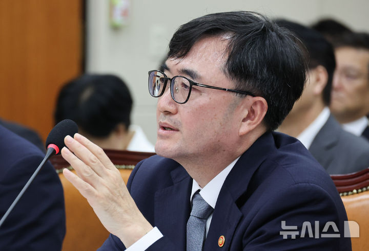 [서울=뉴시스] 최진석 기자 = 임기근 국무조정실장이 28일 여의도 국회에서 열린 정무위원회 제2차 전체회의에 서 의원들의 질의에 답하고 있다. 2026.07.28. myjs@newsis.com