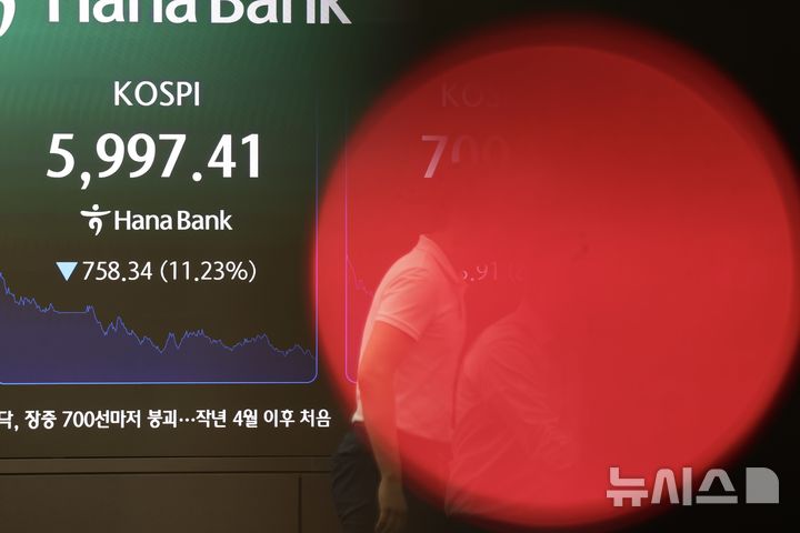 [서울=뉴시스] 김명년 기자 = 장중 코스피 6000선이 붕괴된 28일 오후 서울 중구 하나은행 딜링룸에 코스피 지수가 표시돼 있다. 2026.07.28. kmn@newsis.com