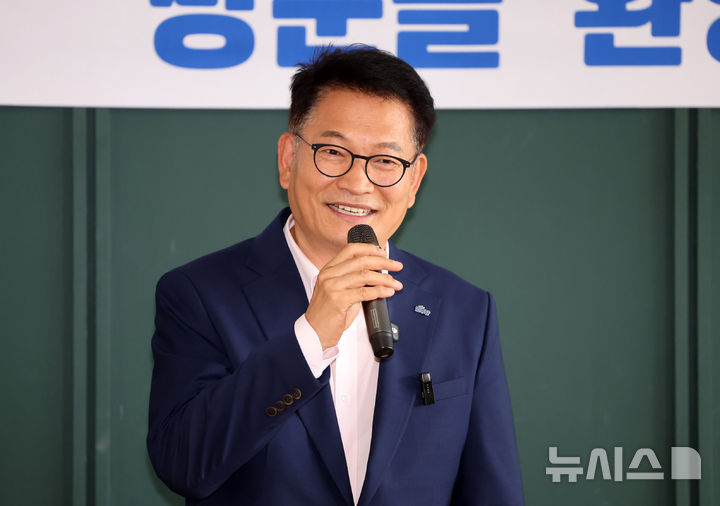 [청주=뉴시스] 배훈식 기자 = 송영길 더불어민주당 당대표 후보가 28일 오후 충북 청주시의 한 카페에서 열린 충북도당(청주) 당원 타운홀 미팅에서 발언하고 있다. 2026.07.28. dahora83@newsis.com