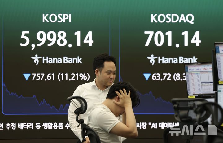 [서울=뉴시스] 김명년 기자 = 장중 코스피 6000선이 붕괴된 28일 오후 서울 중구 하나은행 딜링룸에 코스피 지수가 표시돼 있다. 2026.07.28. kmn@newsis.com