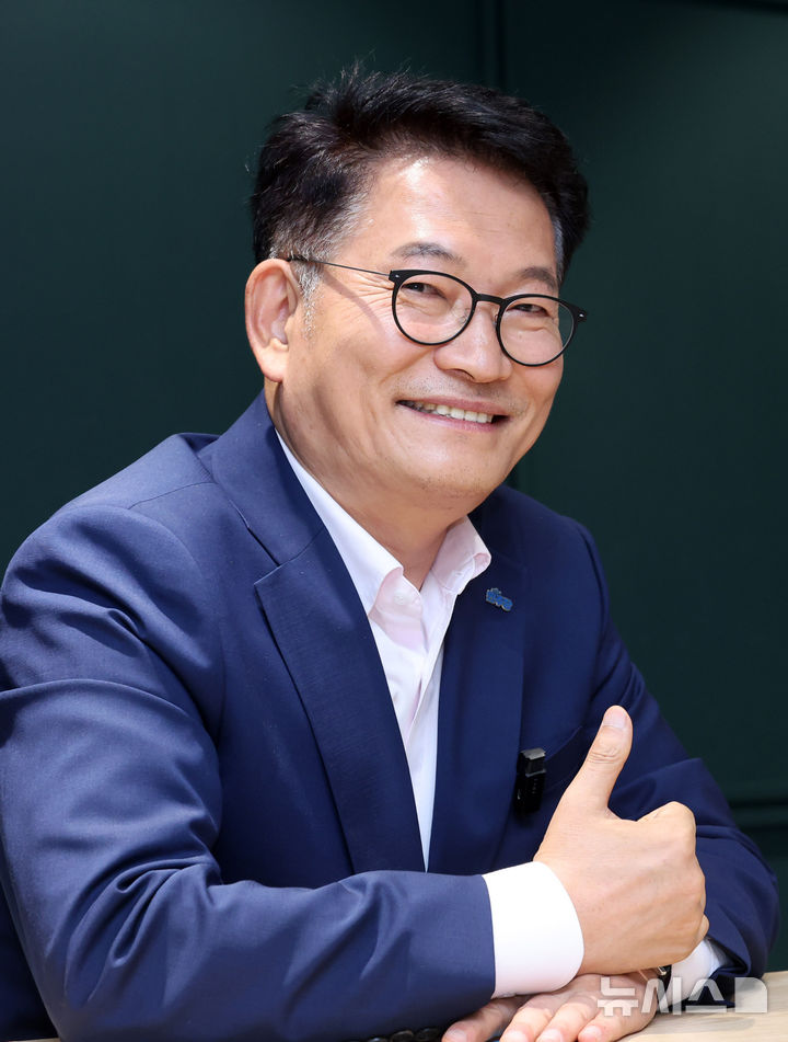 [청주=뉴시스] 배훈식 기자 = 송영길 더불어민주당 당대표 후보가 지난 28일 오후 충북 청주시의 한 카페에서 뉴시스와 인터뷰하고 있다. 2026.07.29. dahora83@newsis.com
