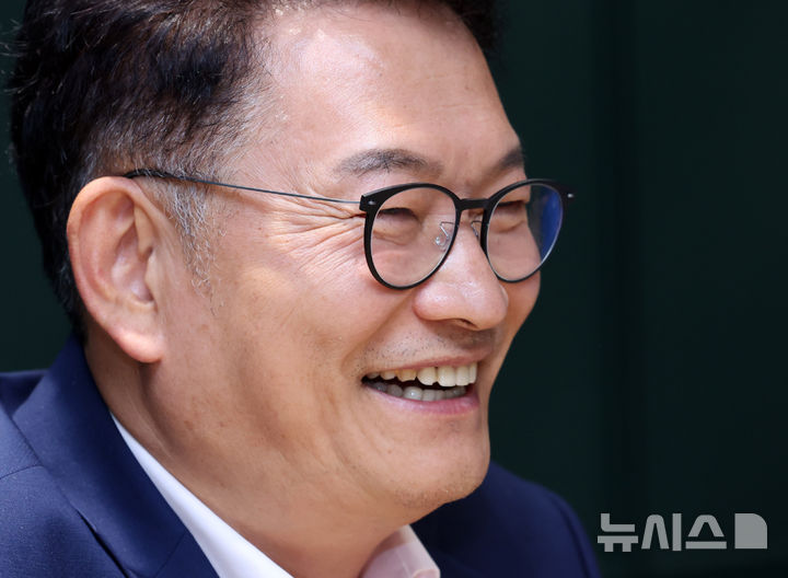 [청주=뉴시스] 배훈식 기자 = 송영길 더불어민주당 당대표 후보가 지난 28일 오후 충북 청주시의 한 카페에서 뉴시스와 인터뷰하고 있다. 2026.07.29. dahora83@newsis.com