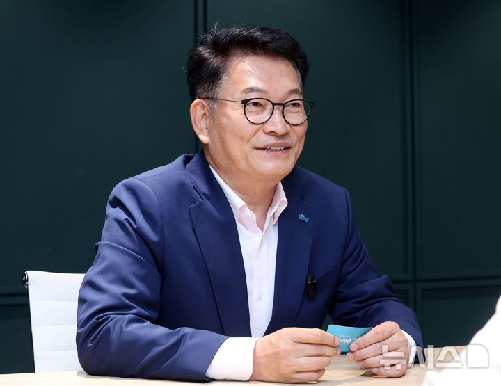 [청주=뉴시스] 배훈식 기자 = 송영길 더불어민주당 당대표 후보가 지난 28일 오후 충북 청주시의 한 카페에서 뉴시스와 인터뷰하고 있다. 2026.07.29. dahora83@newsis.com
