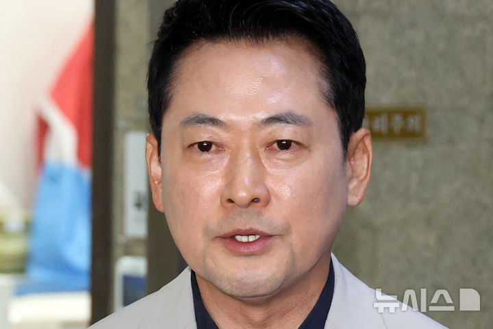 [서울=뉴시스] 최진석 기자 = 장동혁 국민의힘 대표가 28일 여의도 국회 당대표실 앞에서 개헌 관련 입장 표명을 하고 있다. 2026.07.28. myjs@newsis.com