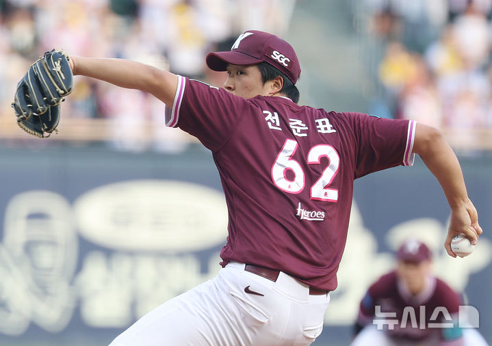 [서울=뉴시스] 이영환 기자 = 28일 오후 서울 송파구 잠실야구장에서 열린 2026 KBO리그 LG 트윈스와 키움 히어로즈의 경기, 1회말 키움 선발 전준표가 공을 던지고 있다. 2026.07.28. 20hwan@newsis.com