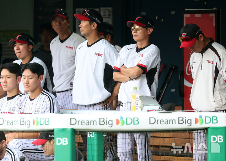 [서울=뉴시스] 이영환 기자 = 염경엽 LG감독이 28일 오후 서울 송파구 잠실야구장에서 열린 2026 KBO리그 LG 트윈스와 키움 히어로즈의 경기에서 그라운드를 바라보고 있다. 2026.07.28. 20hwan@newsis.com