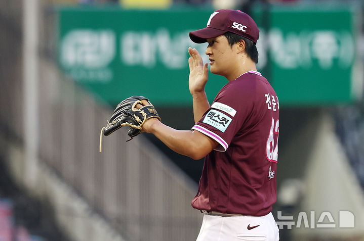 [서울=뉴시스] 이영환 기자 = 키움 선발 전준표가 28일 오후 서울 송파구 잠실야구장에서 열린 2026 KBO리그 LG 트윈스와 키움 히어로즈의 경기, 3회말 2사 1루에서 LG 박해민의 도루를 저지한 포수 김건희를 향해 박수를 보내고 있다. 2026.07.28. 20hwan@newsis.com