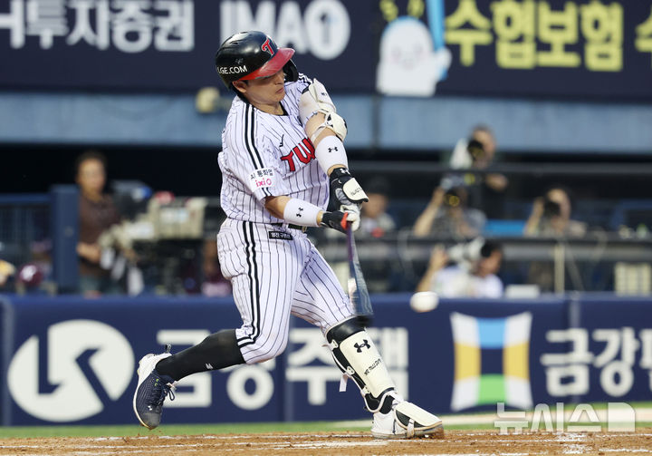 [서울=뉴시스] 이영환 기자 = 28일 오후 서울 송파구 잠실야구장에서 열린 2026 KBO리그 LG 트윈스와 키움 히어로즈의 경기, 4회말 1사 만루에서 LG 박동원이 역전 2타점 안타를 날리고 있다. 2026.07.28. 20hwan@newsis.com