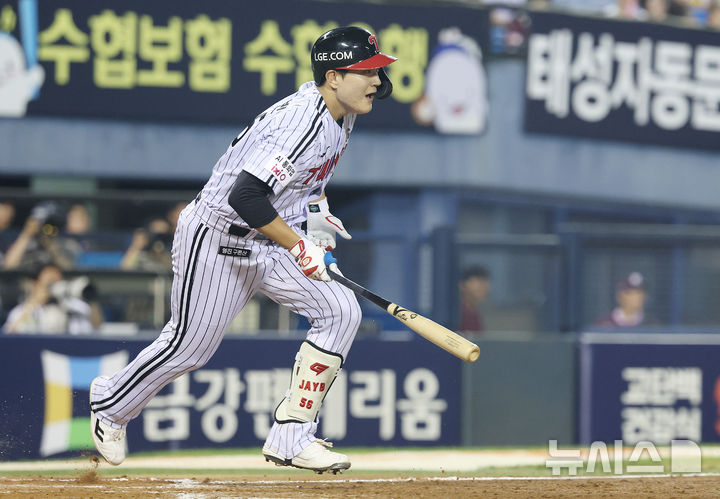 [서울=뉴시스] 이영환 기자 = 28일 오후 서울 송파구 잠실야구장에서 열린 2026 KBO리그 LG 트윈스와 키움 히어로즈의 경기, 7회말 1사 1,2루에서 LG 문정빈이 1타점 안타를 날리고 있다. 2026.07.28. 20hwan@newsis.com