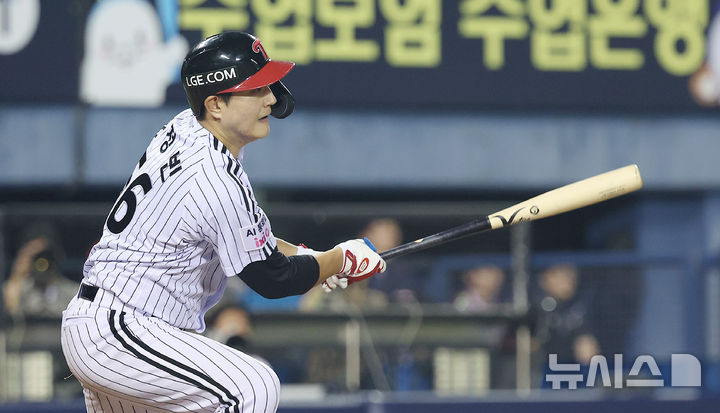 [서울=뉴시스] 이영환 기자 = 28일 오후 서울 송파구 잠실야구장에서 열린 2026 KBO리그 LG 트윈스와 키움 히어로즈의 경기, 7회말 1사 1,2루에서 LG 문정빈이 1타점 안타를 날리고 있다. 2026.07.28. 20hwan@newsis.com